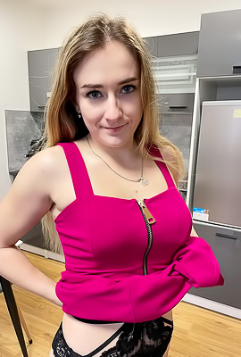 Dee Dee Sexy Babe Is Locked And Loaded For Some Sexy Fun