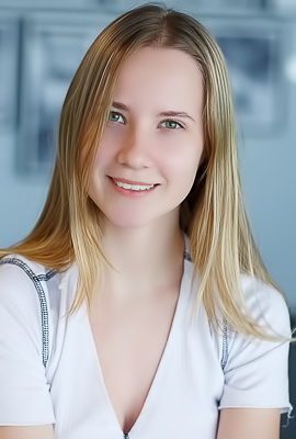 Delizi Adorable Blonde Bombshell With Curves That Captivate And A Playful Spirit