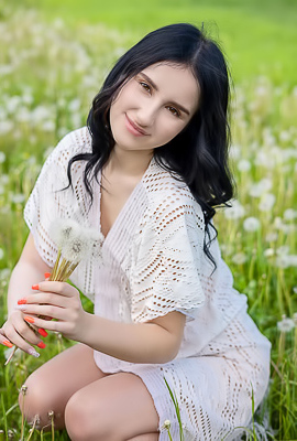Sasha Jane Unveils Her Curves To Morning Sun Amid Wildflowers