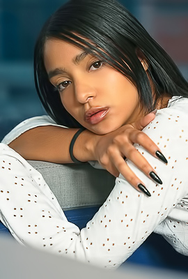 Why Effy Savors Solo Absence, Lapping Up Desires Under Open Sky